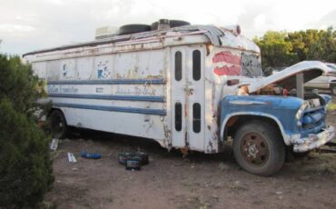 Chevrolet-bus-1957-white-5