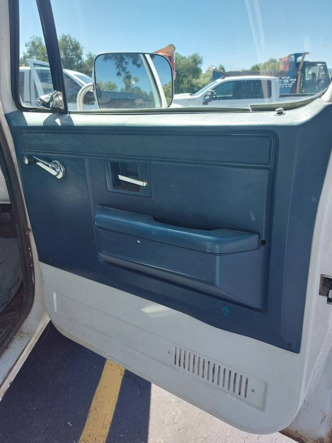 Chevrolet-c-2500-1985-white-12