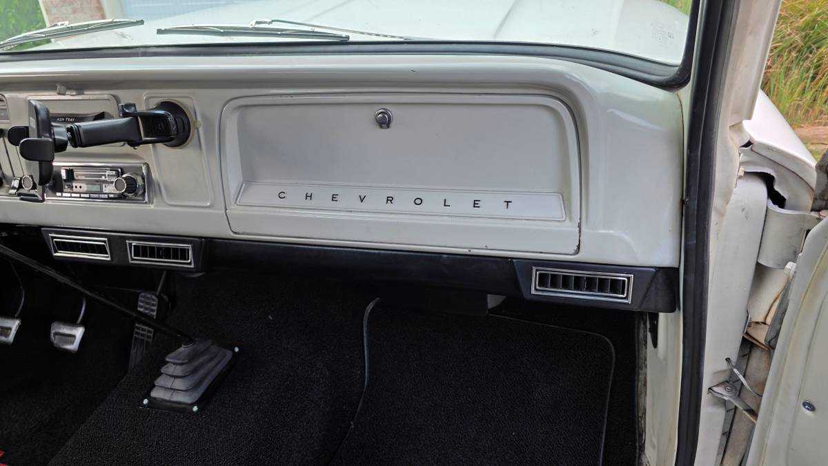 Chevrolet-c10-1966-white-16