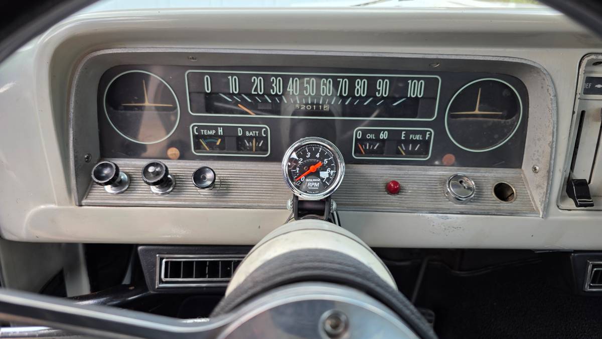 Chevrolet-c10-1966-white-17
