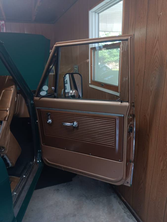 Chevrolet-c10-panel-truck-1969-green-17
