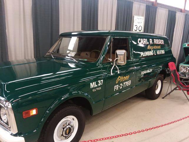 Chevrolet-c10-panel-truck-1969-green-4