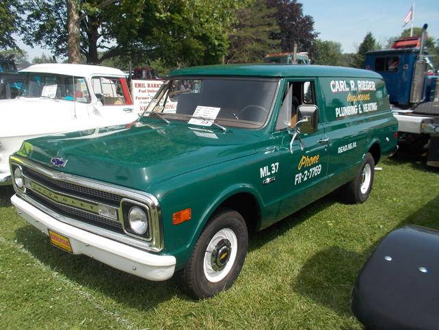 Chevrolet-c10-panel-truck-1969-green-6