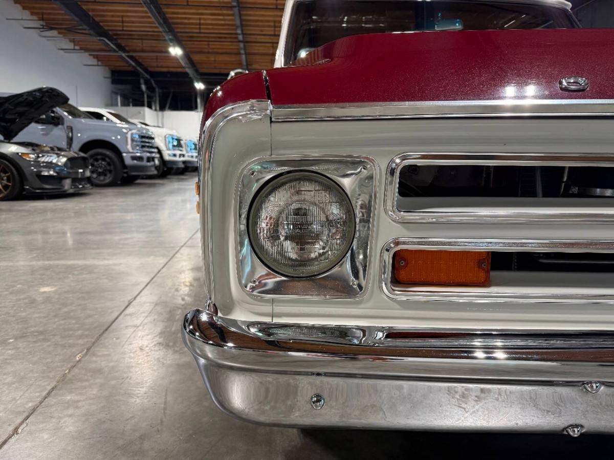 Chevrolet-c10-restomod-1968-42