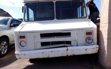 Chevrolet-c30-box-van-1982-3
