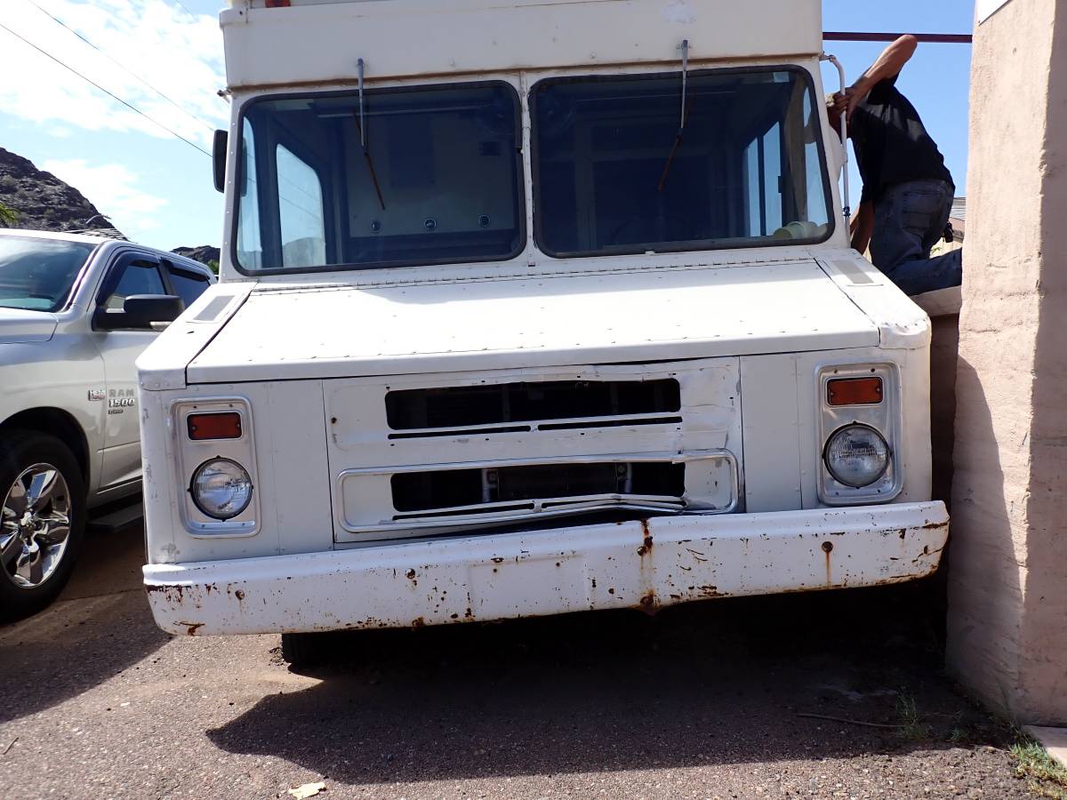 Chevrolet-c30-box-van-1982-3