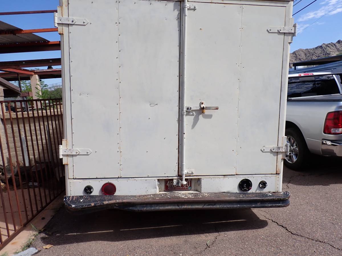 Chevrolet-c30-box-van-1982-5