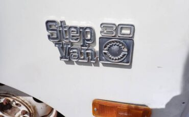Chevrolet-c30-box-van-1982-8