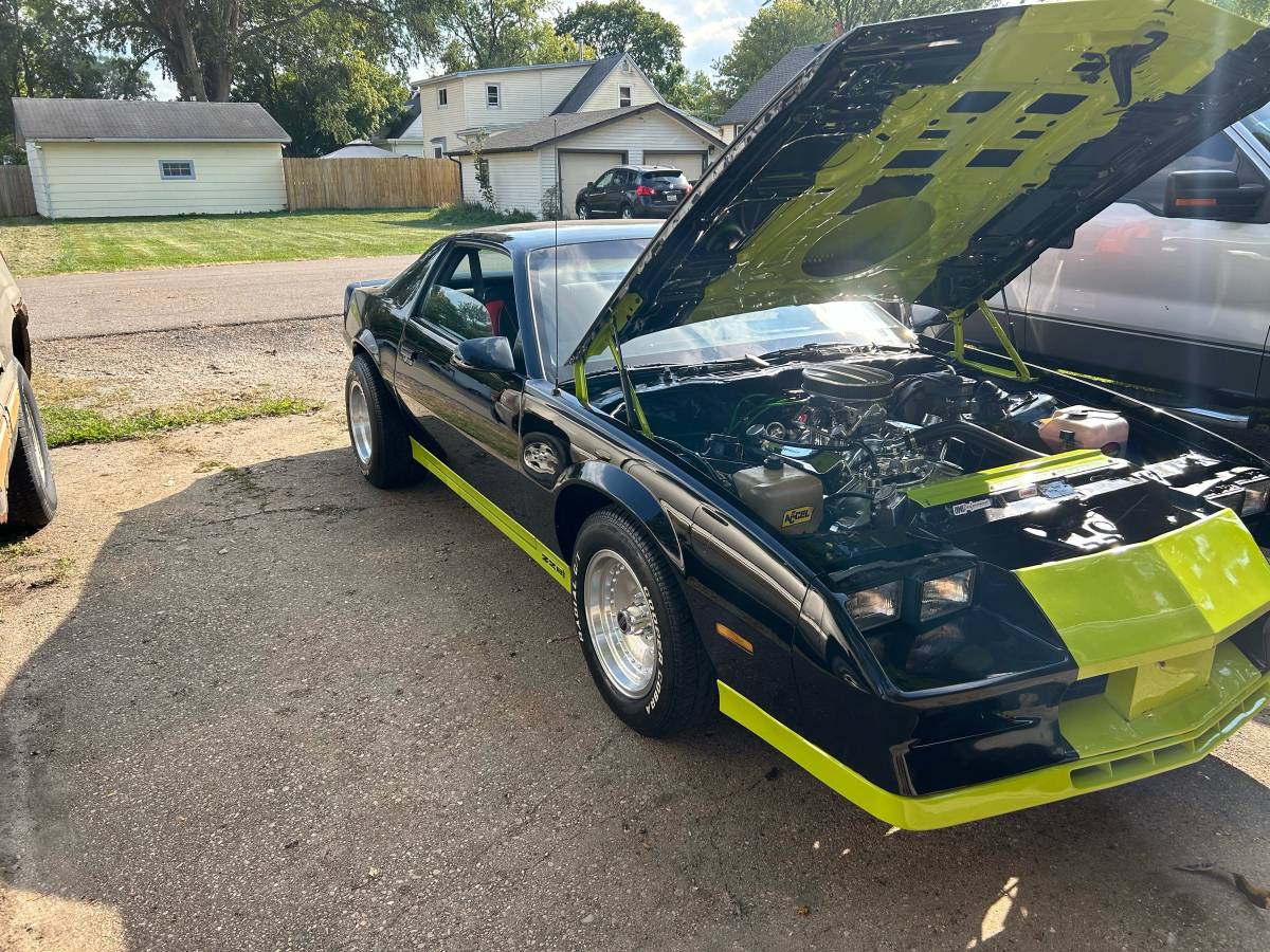 Chevrolet-camaro-1984-black-1