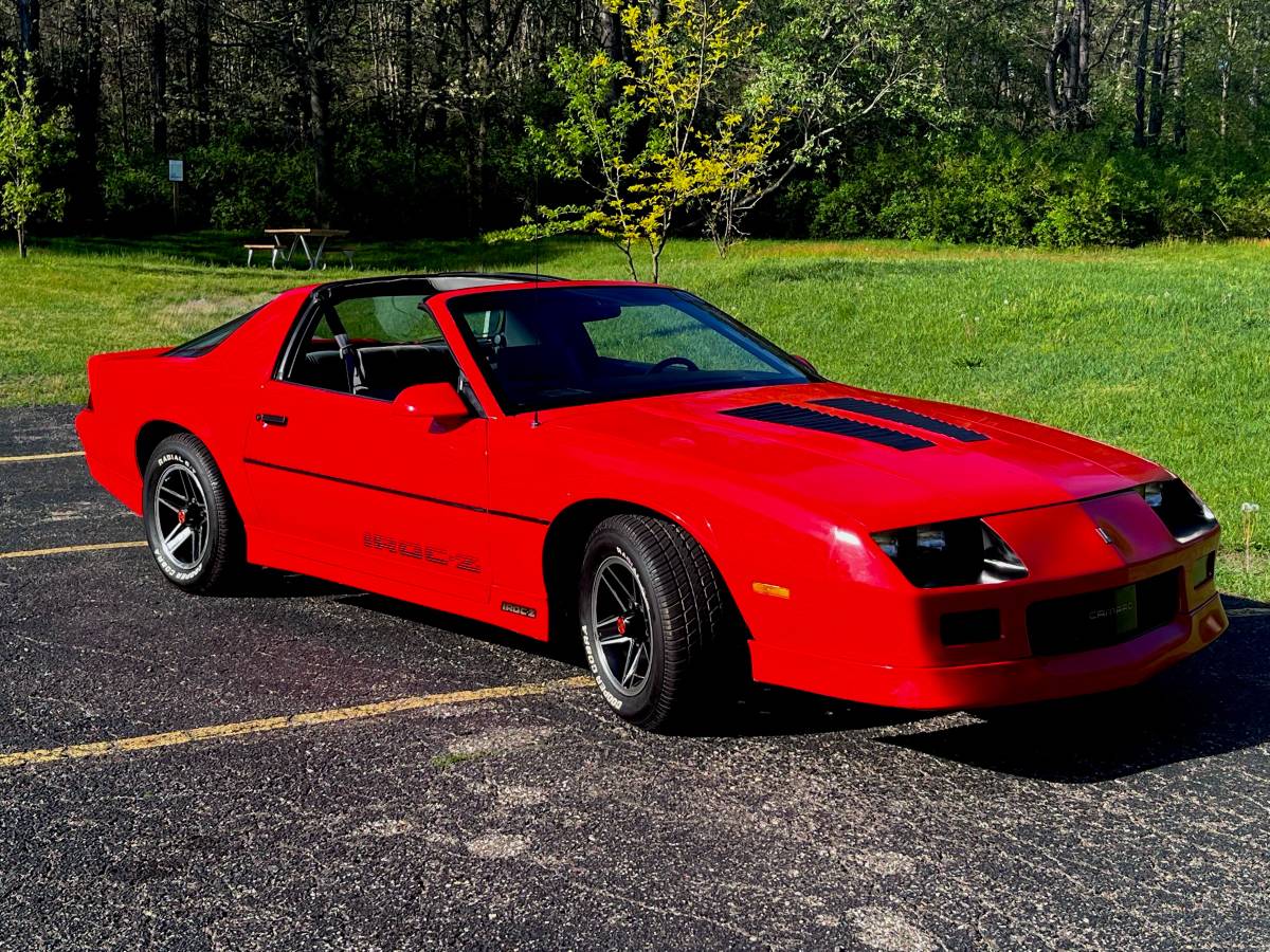 Chevrolet-camaro-iroc-z-1985-red-11