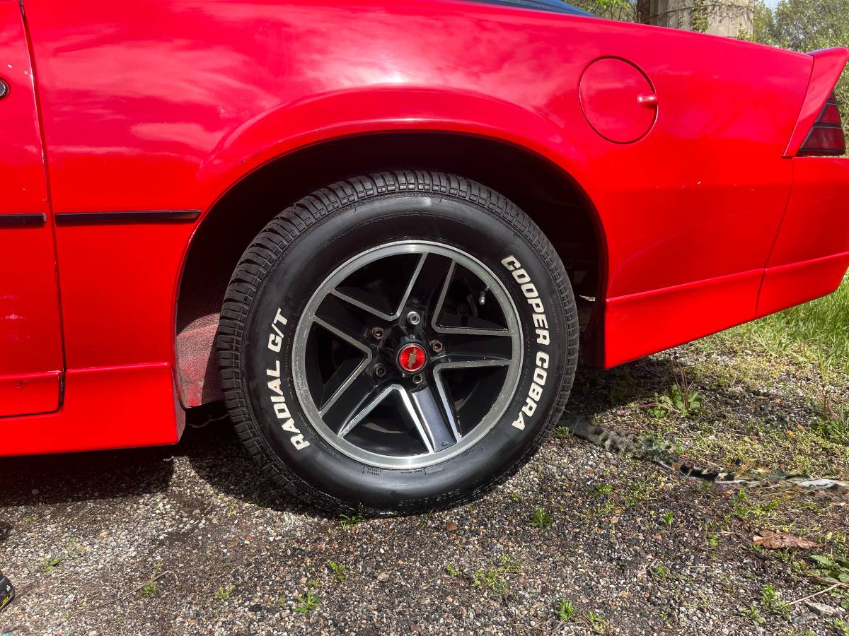Chevrolet-camaro-iroc-z-1985-red-12