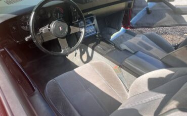 Chevrolet-camaro-iroc-z-1985-red-14