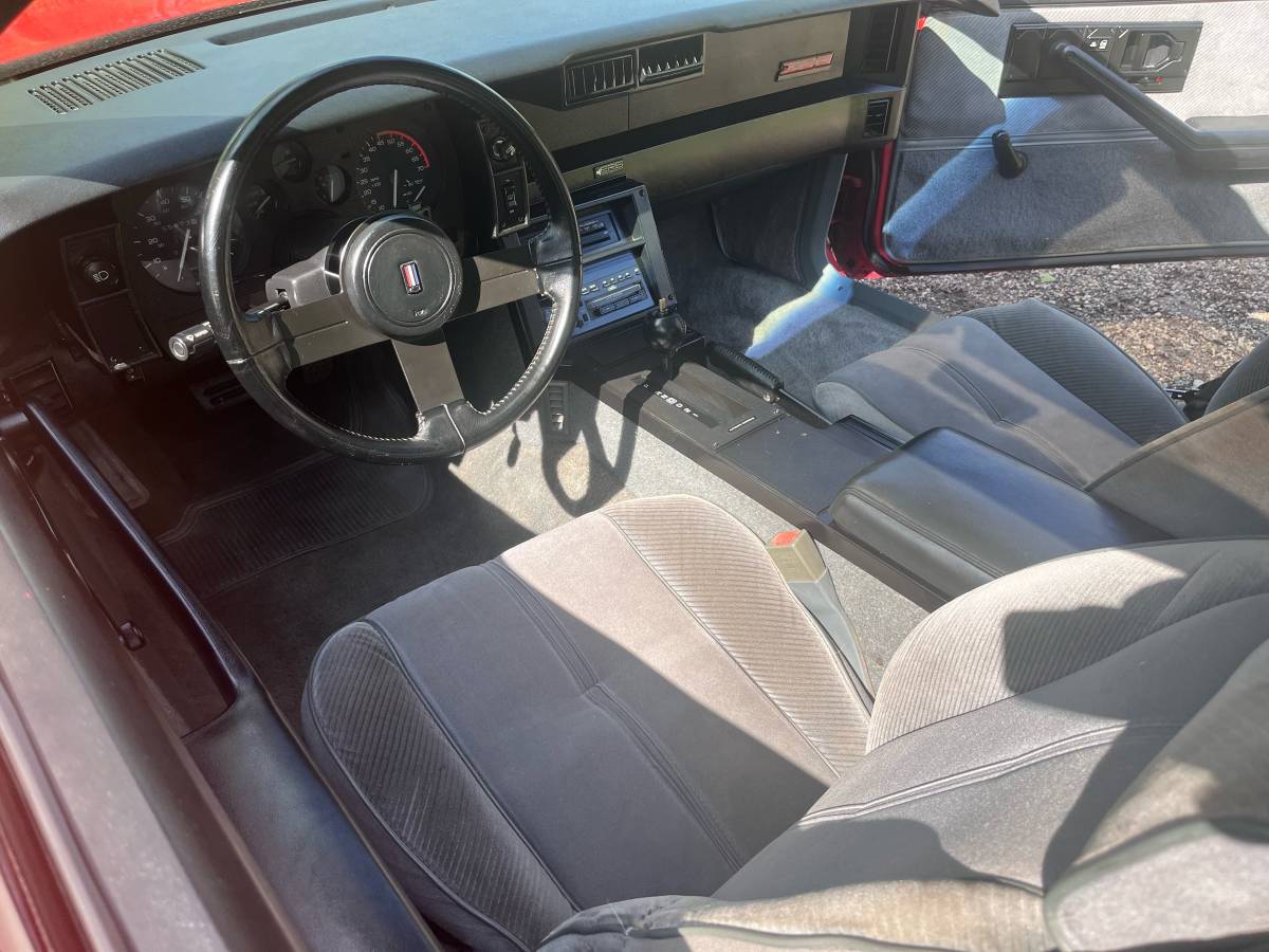 Chevrolet-camaro-iroc-z-1985-red-14