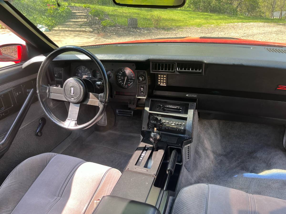 Chevrolet-camaro-iroc-z-1985-red-15
