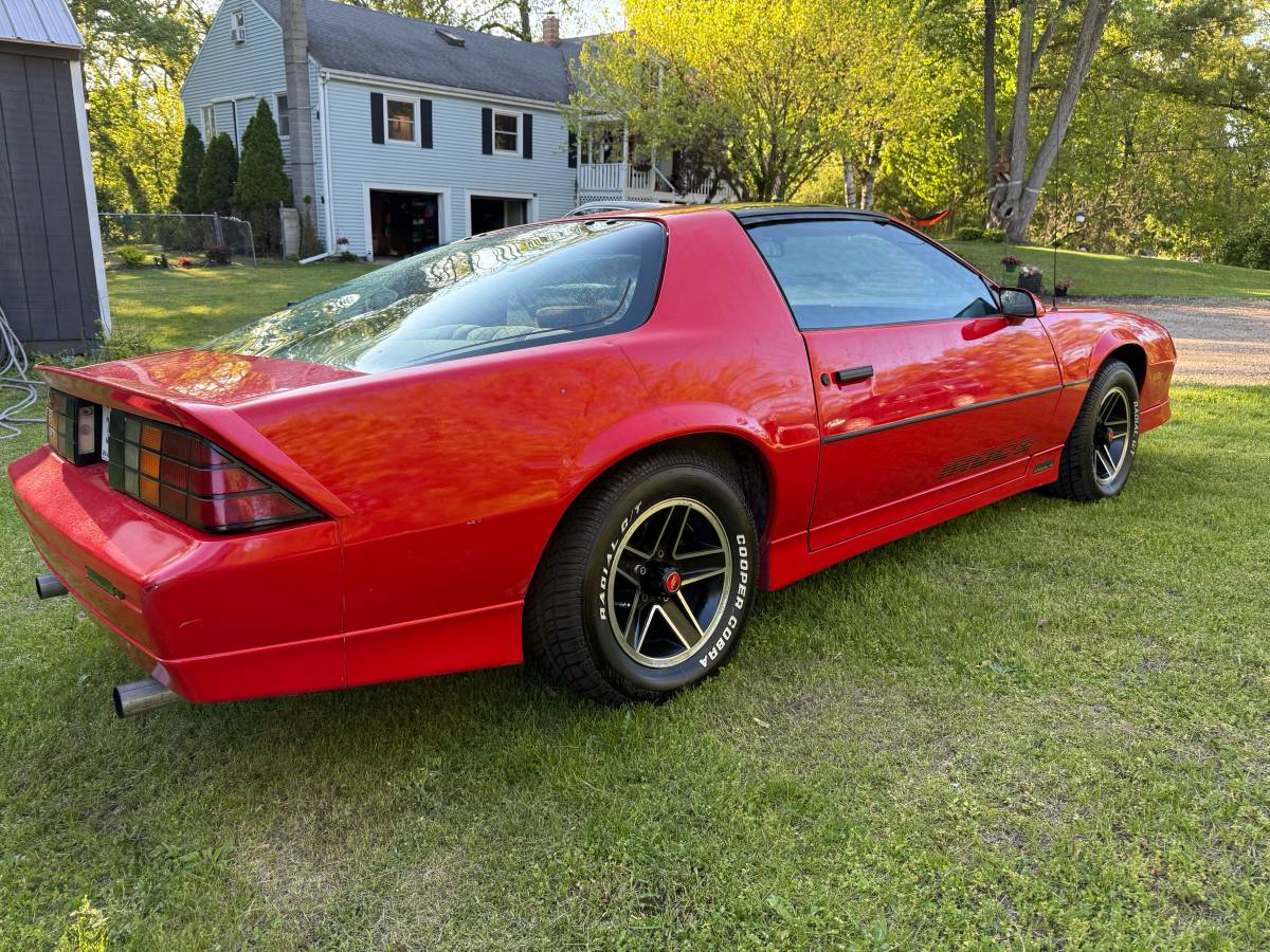 Chevrolet-camaro-iroc-z-1985-red-17