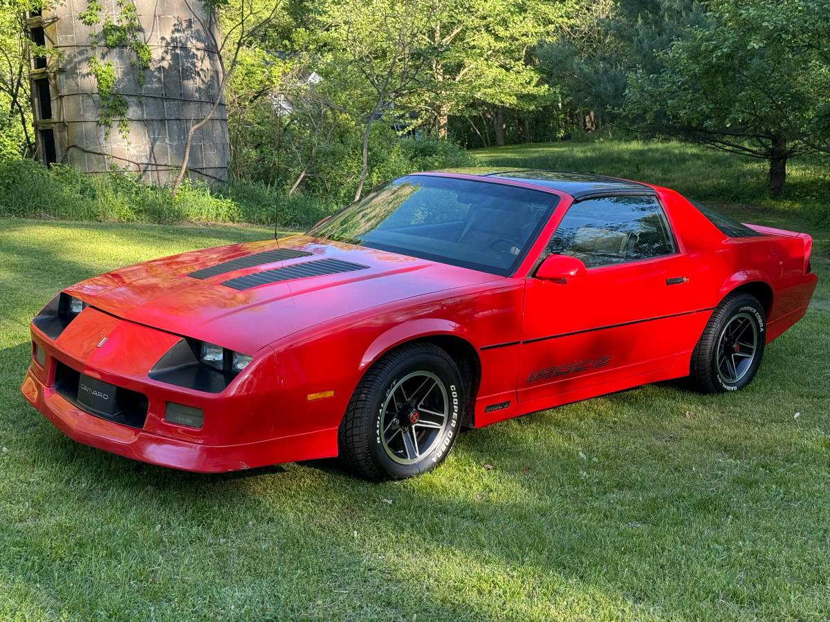 Chevrolet-camaro-iroc-z-1985-red-9