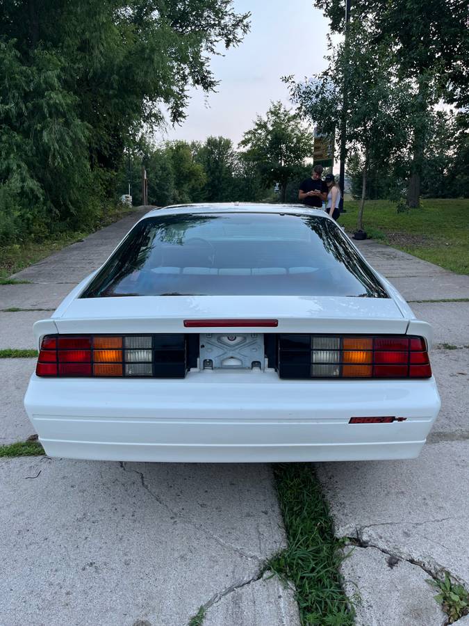 Chevrolet-camaro-iroc-z-1989-white-10