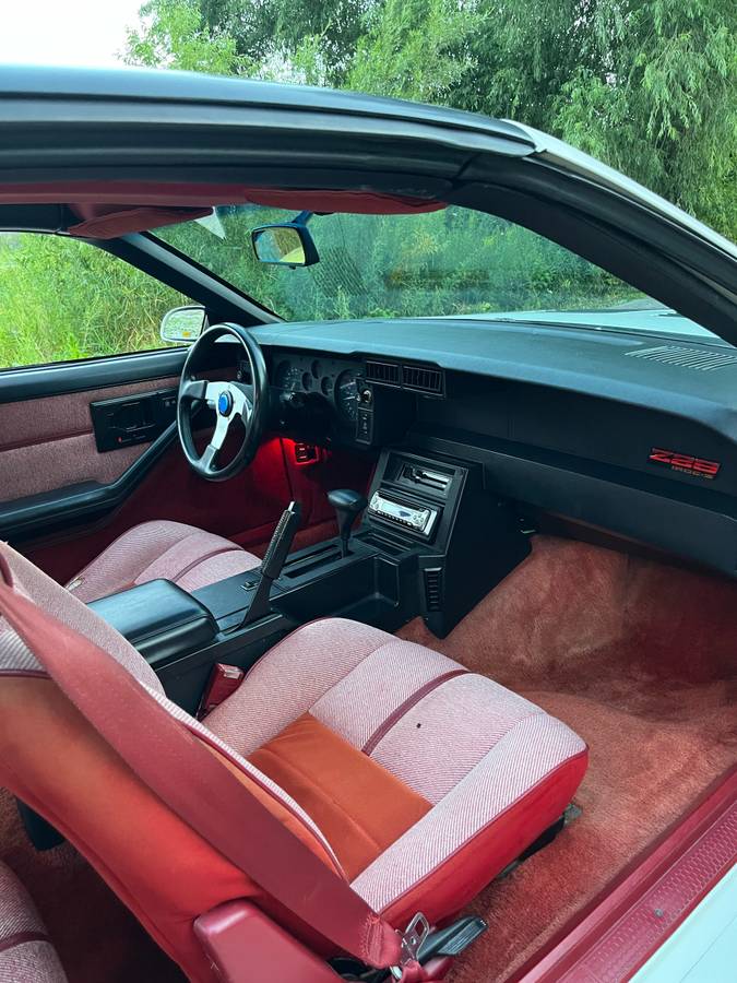 Chevrolet-camaro-iroc-z-1989-white-11