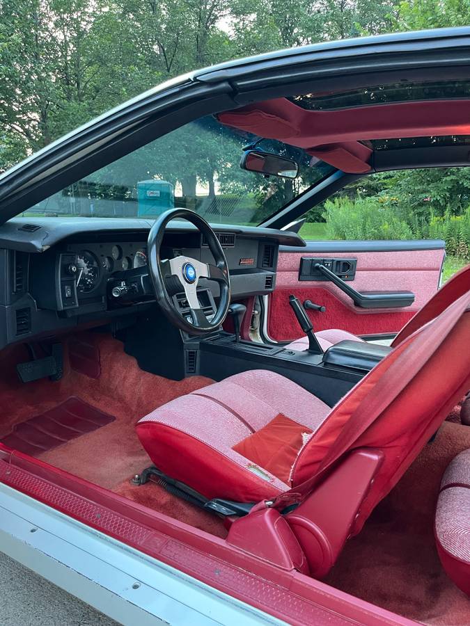 Chevrolet-camaro-iroc-z-1989-white-12