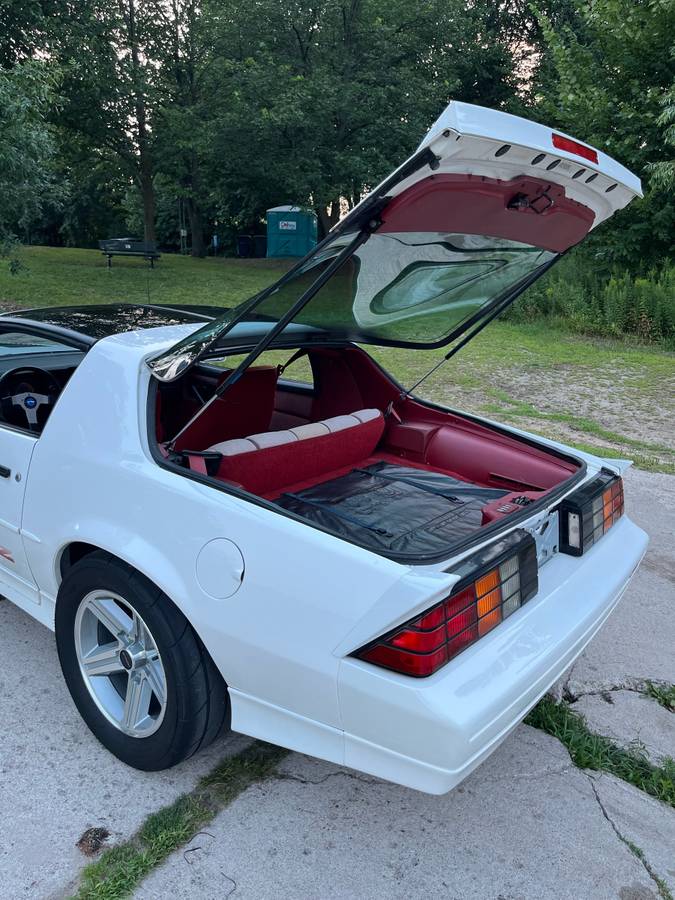 Chevrolet-camaro-iroc-z-1989-white-14