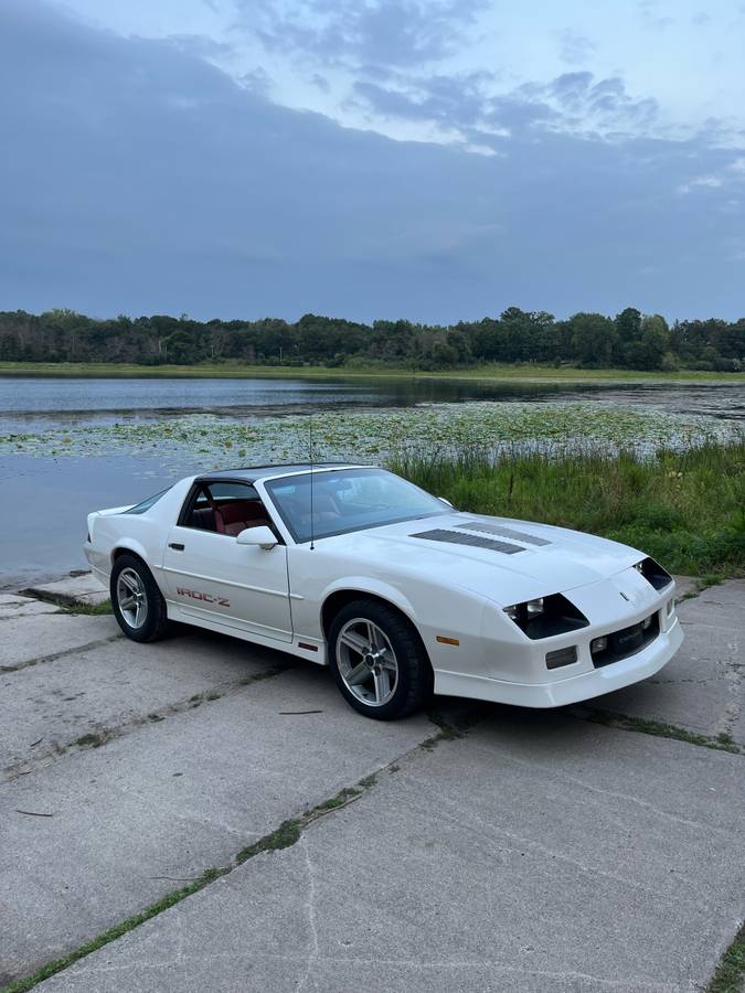 Chevrolet-camaro-iroc-z-1989-white-4