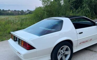 Chevrolet-camaro-iroc-z-1989-white-5