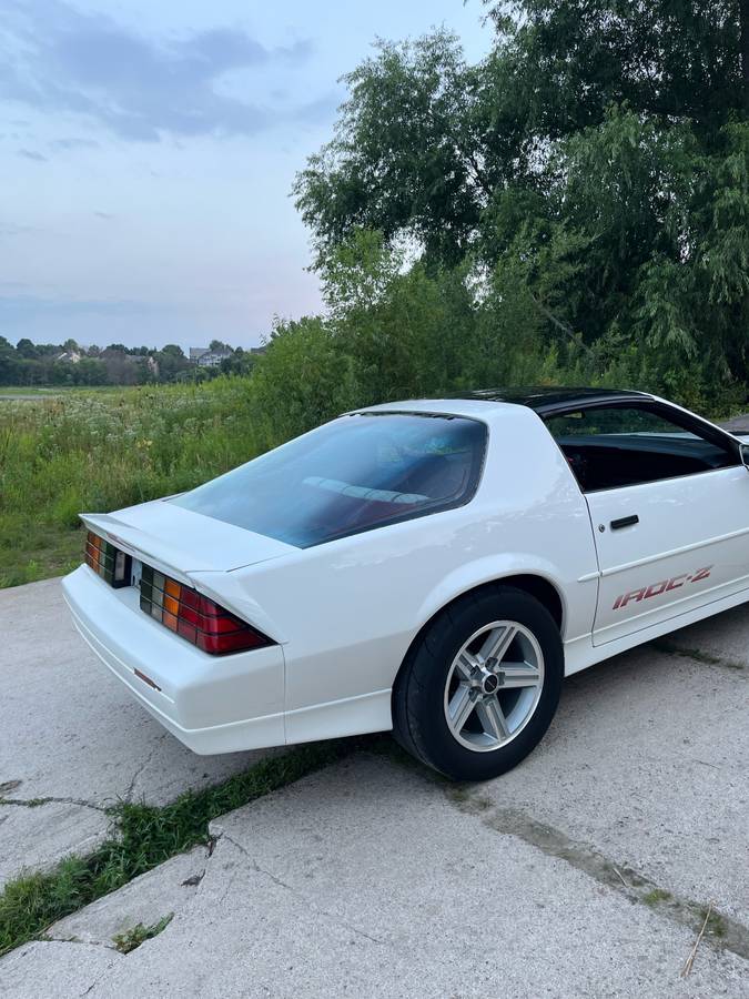 Chevrolet-camaro-iroc-z-1989-white-5