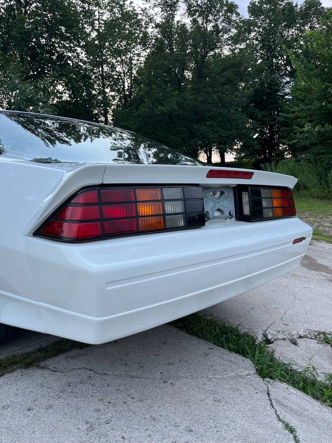 Chevrolet-camaro-iroc-z-1989-white-6