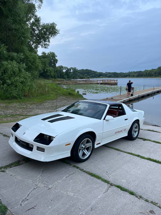 Chevrolet-camaro-iroc-z-1989-white-7