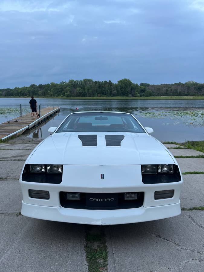 Chevrolet-camaro-iroc-z-1989-white-8