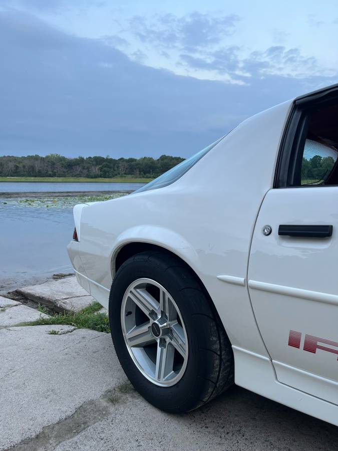 Chevrolet-camaro-iroc-z-1989-white-9