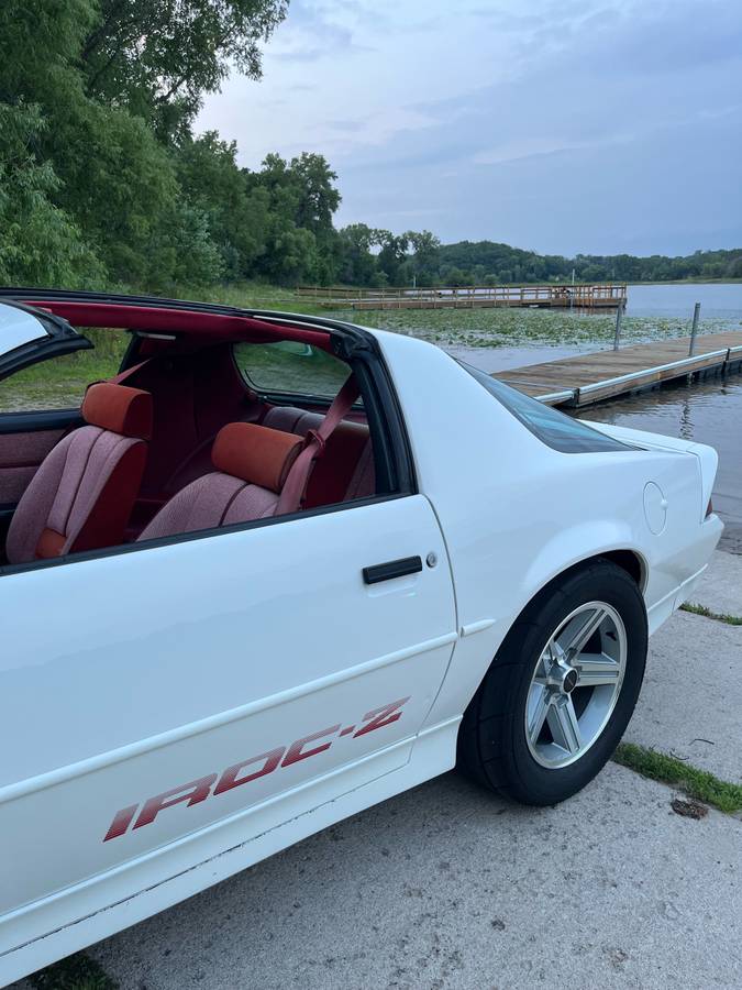 Chevrolet-camaro-iroc-z-1989-white