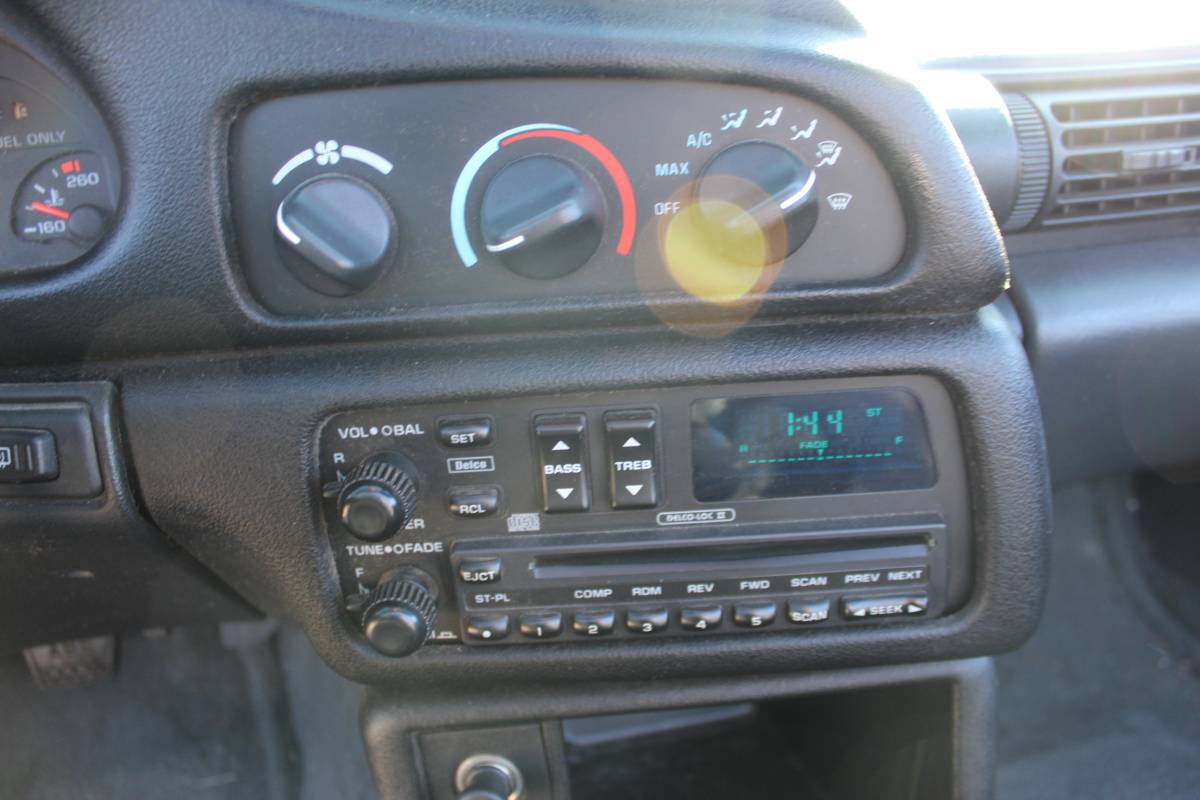 Chevrolet-camaro-sport-coupe-amp-convertible-1995-red-8