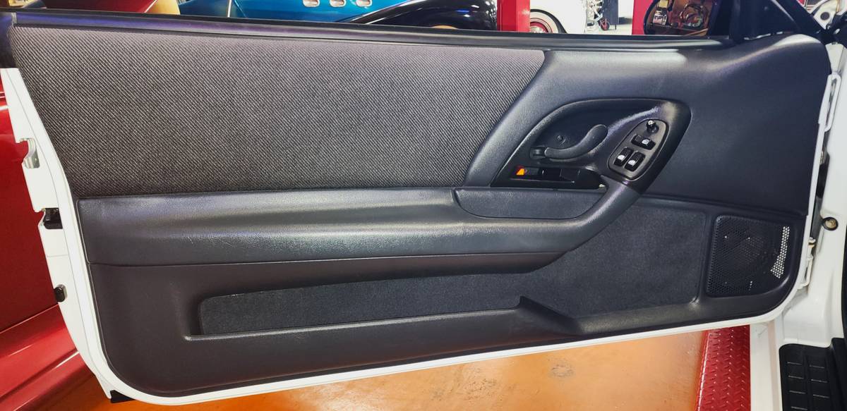 Chevrolet-camaro-z28-1994-white-15