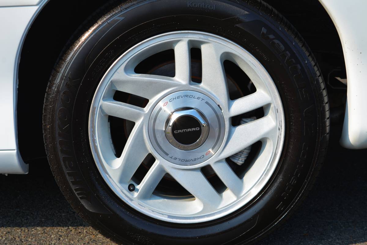 Chevrolet-camaro-z28-1994-white-18