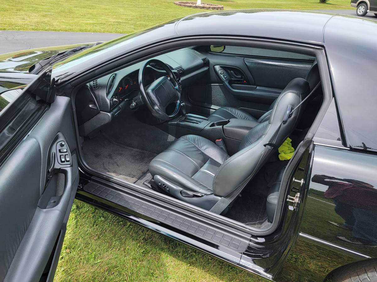 Chevrolet-camaro-z28-1995-black-6