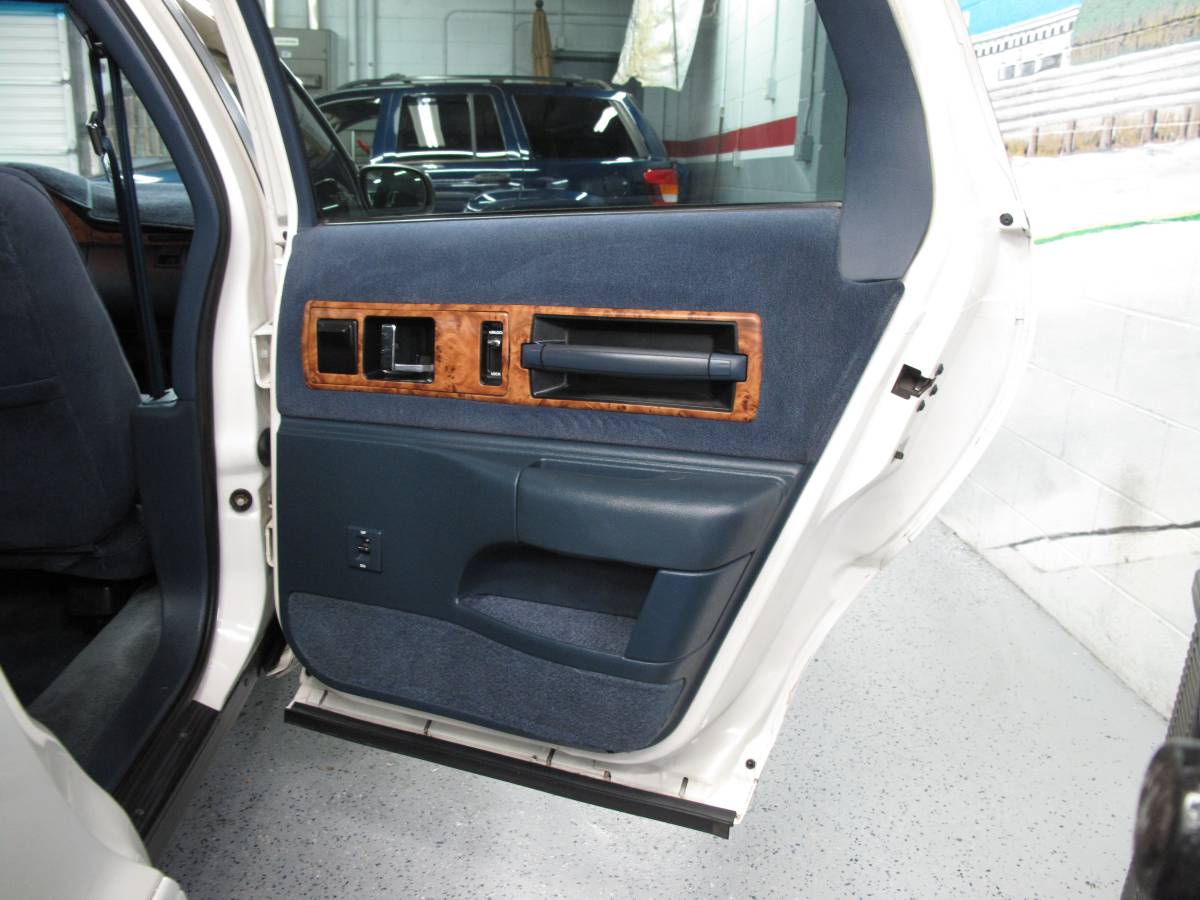 Chevrolet-caprice-classic-wagon-1993-white-19