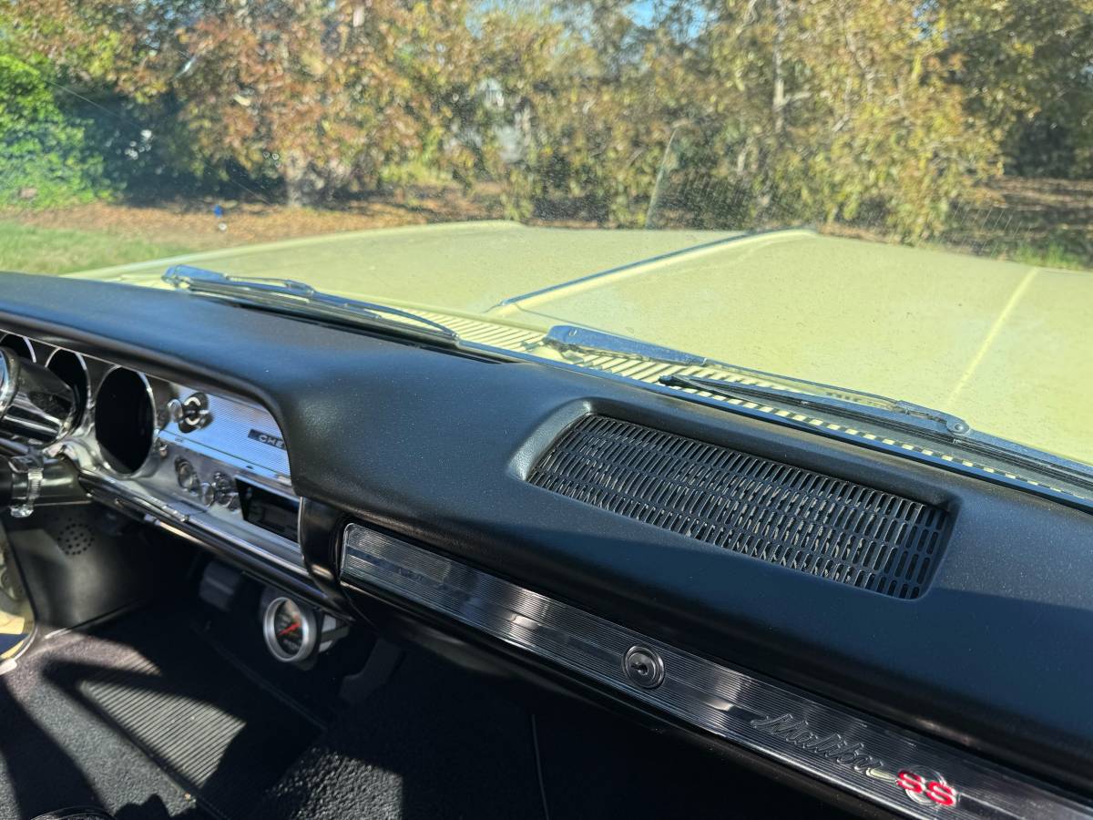 Chevrolet-chevelle-malibu-1965-yellow-16