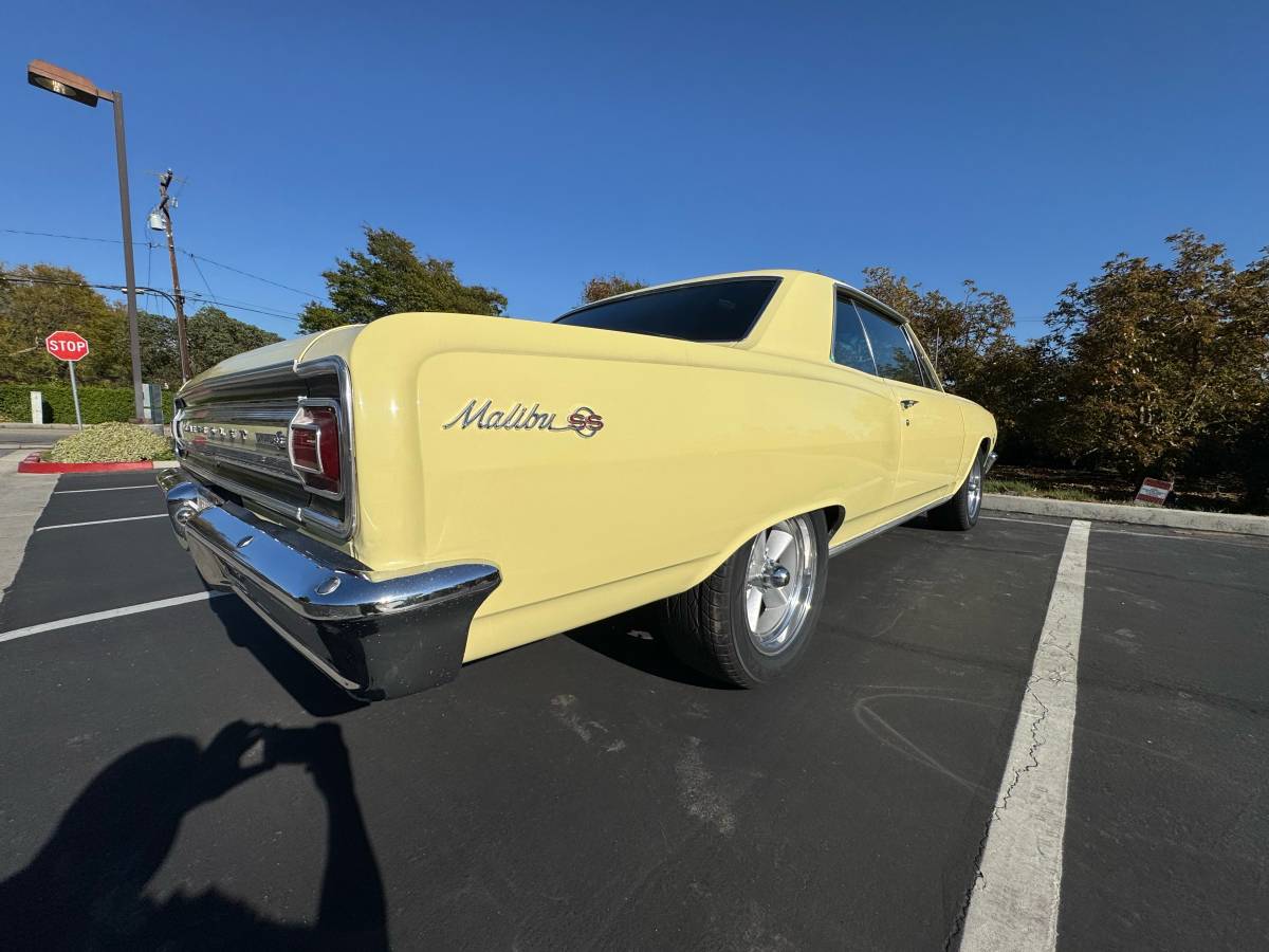 Chevrolet-chevelle-malibu-1965-yellow-2