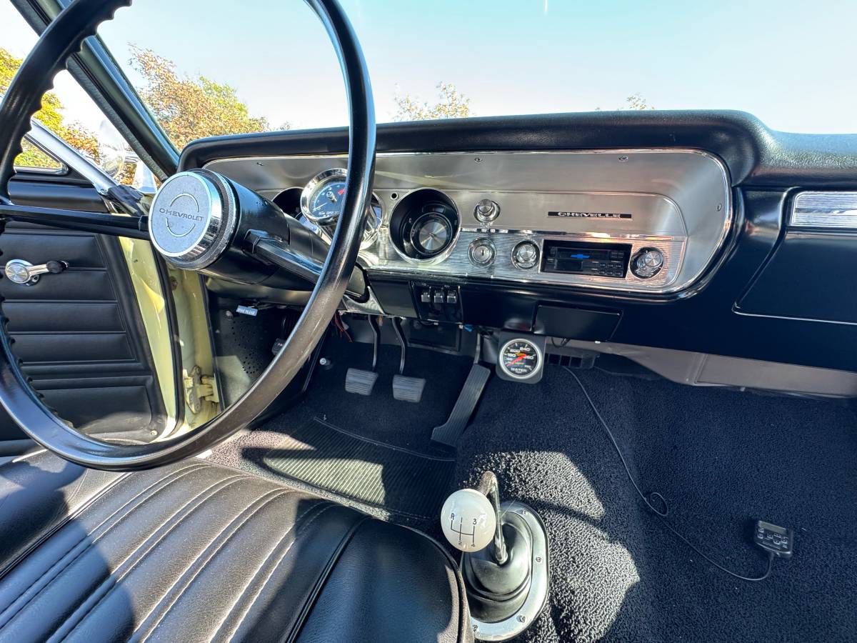 Chevrolet-chevelle-malibu-1965-yellow-20