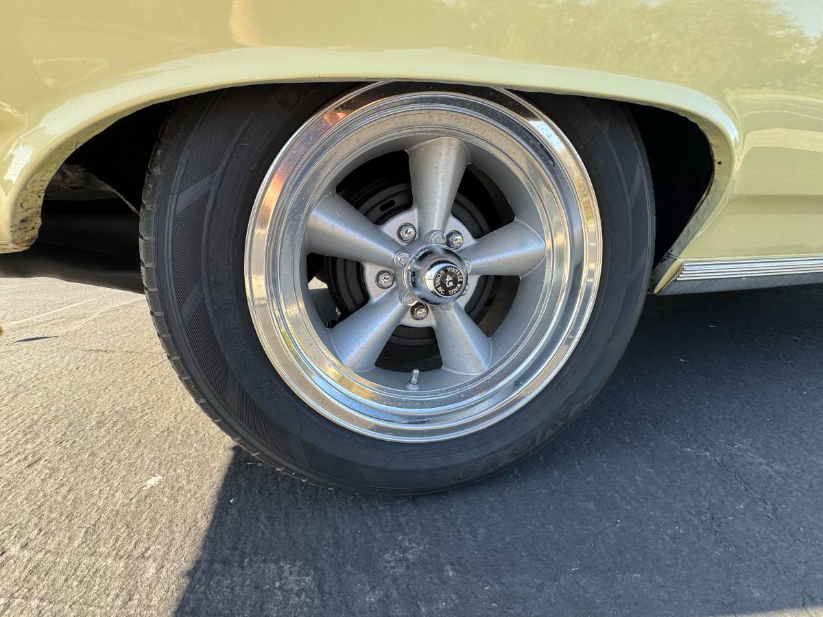 Chevrolet-chevelle-malibu-1965-yellow-23
