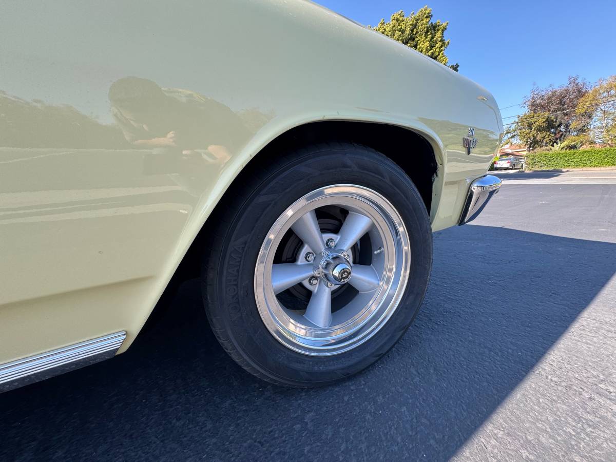 Chevrolet-chevelle-malibu-1965-yellow-5