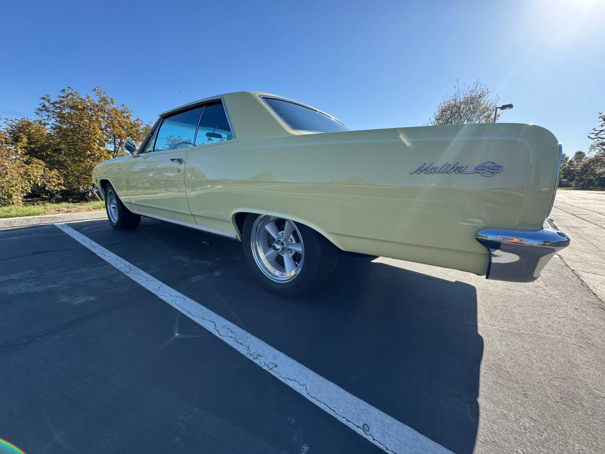 Chevrolet-chevelle-malibu-1965-yellow-8