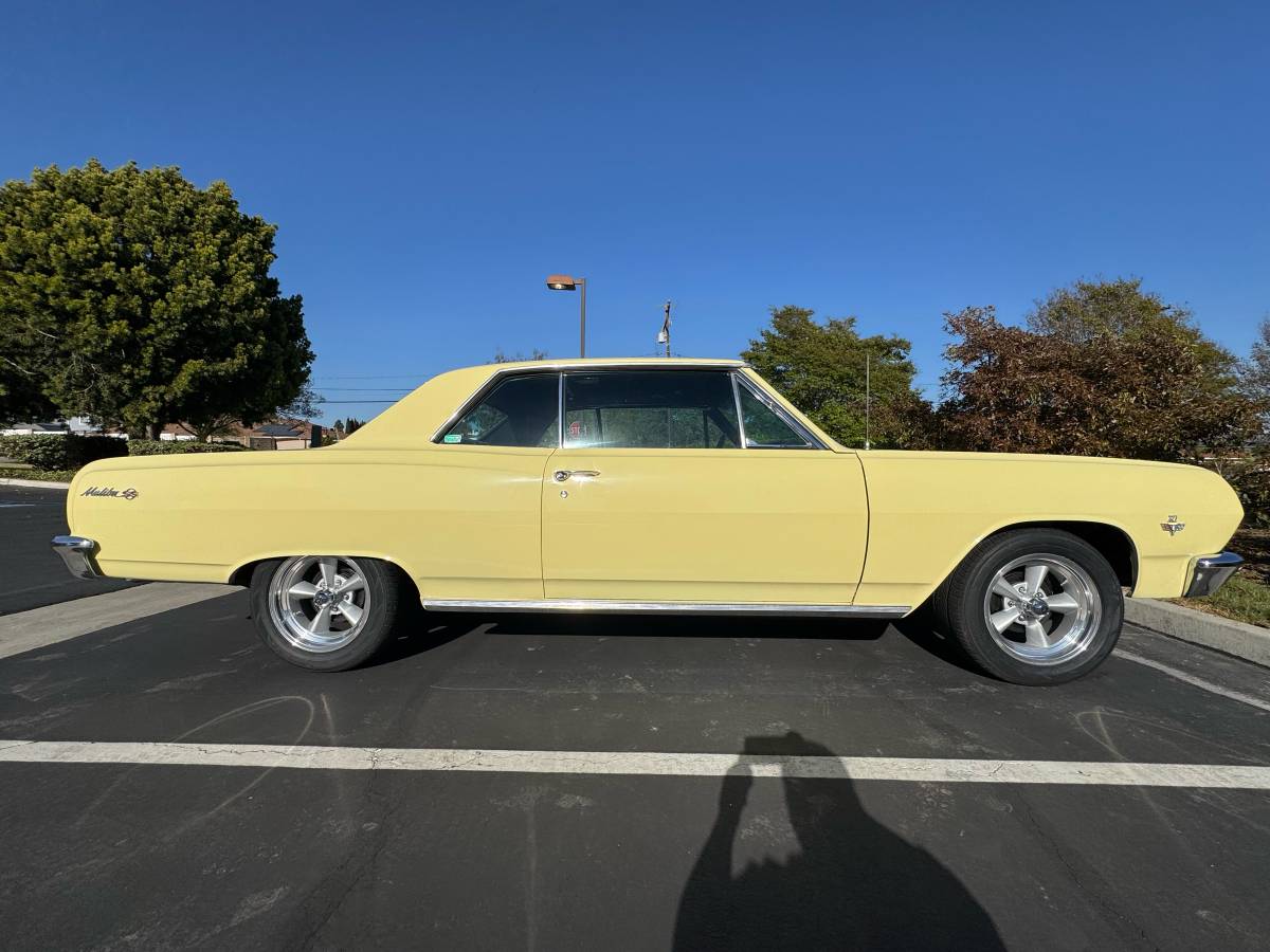Chevrolet-chevelle-malibu-1965-yellow