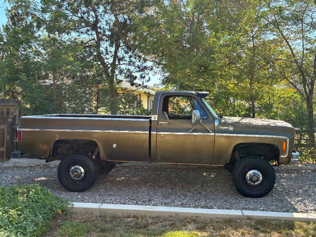 Chevrolet-cheyenne-1975-10