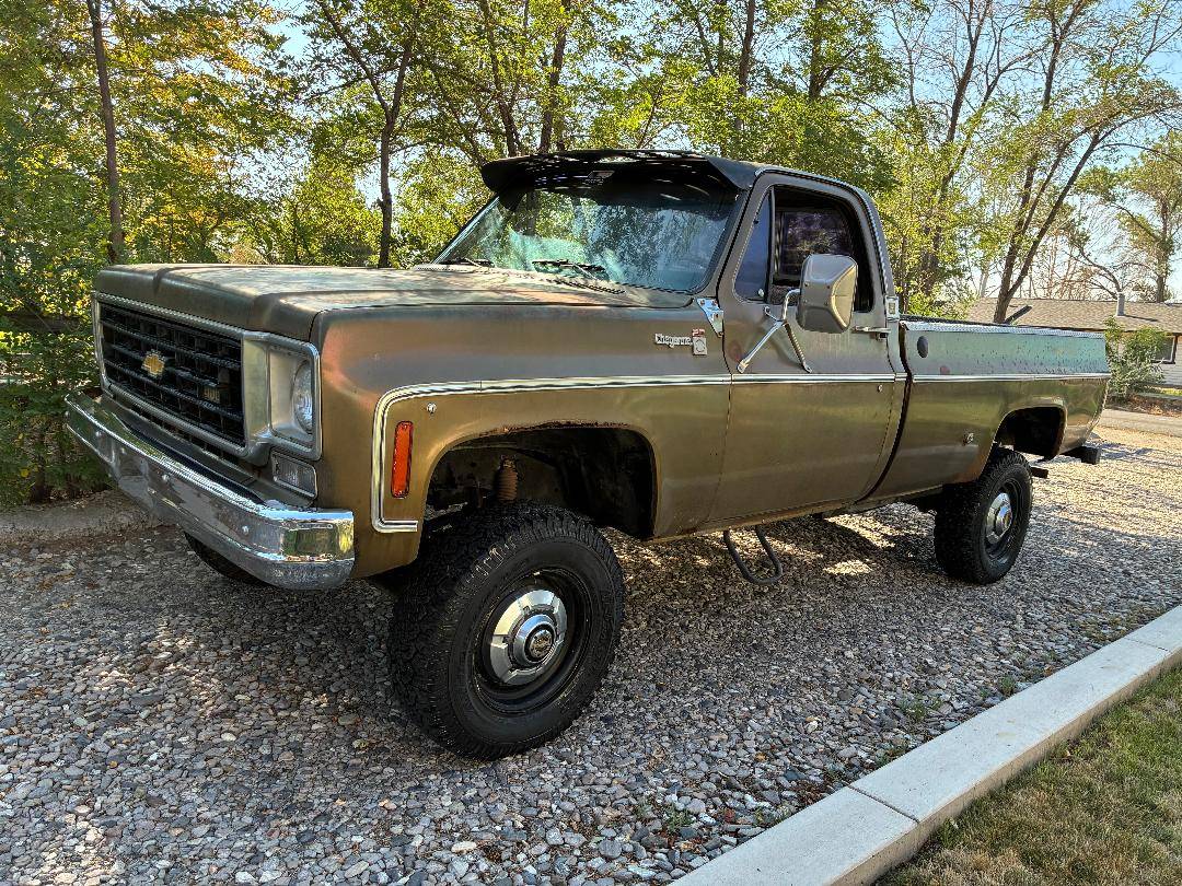 Chevrolet-cheyenne-1975-12