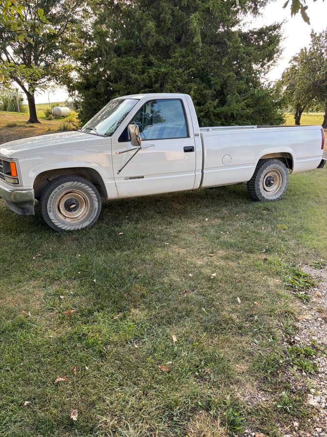 Chevrolet-cheyenne-c2500-1989-white