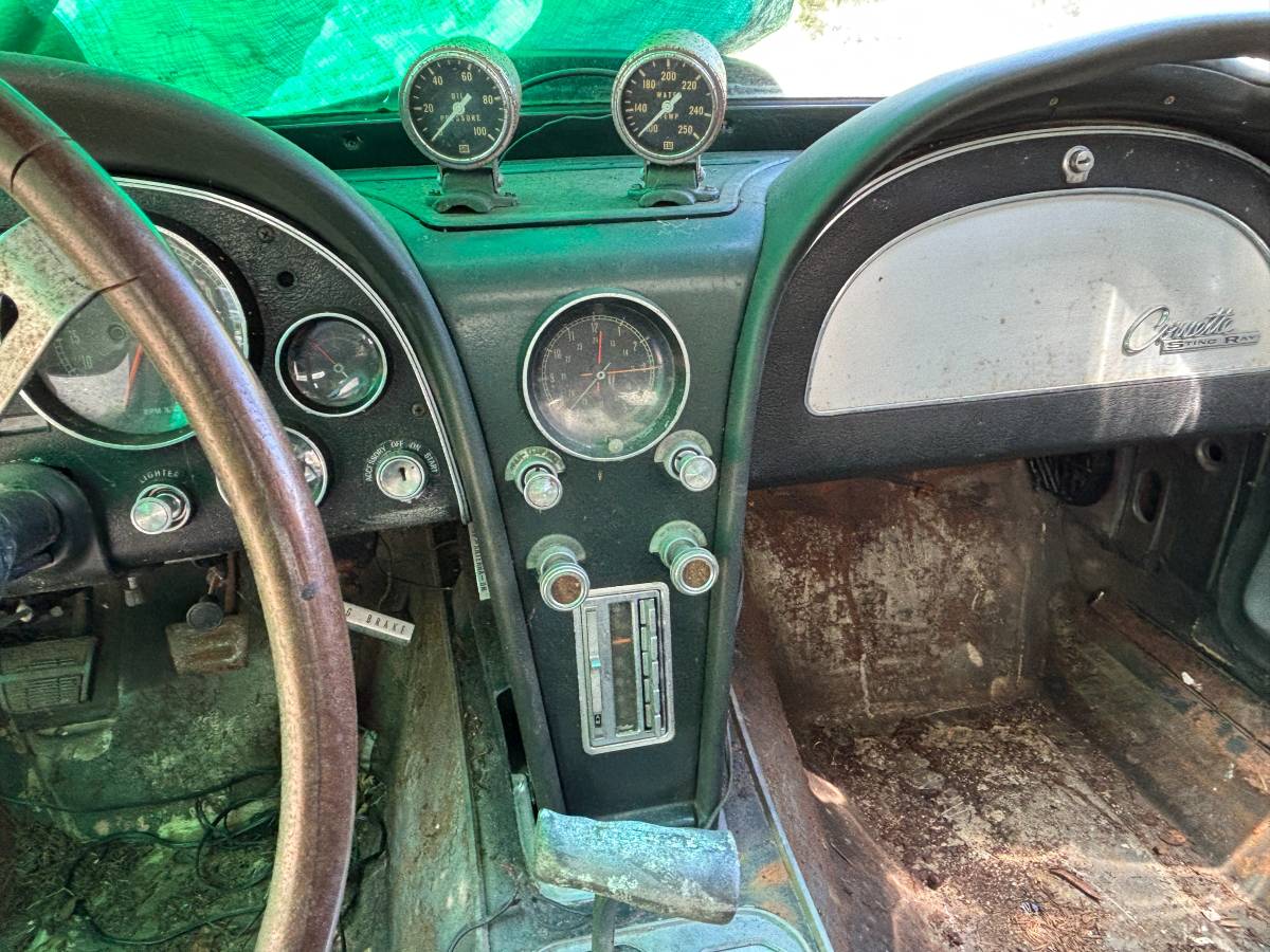 Chevrolet-corvette-1965-18