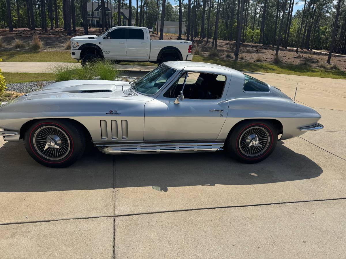 Chevrolet-corvette-1966-3