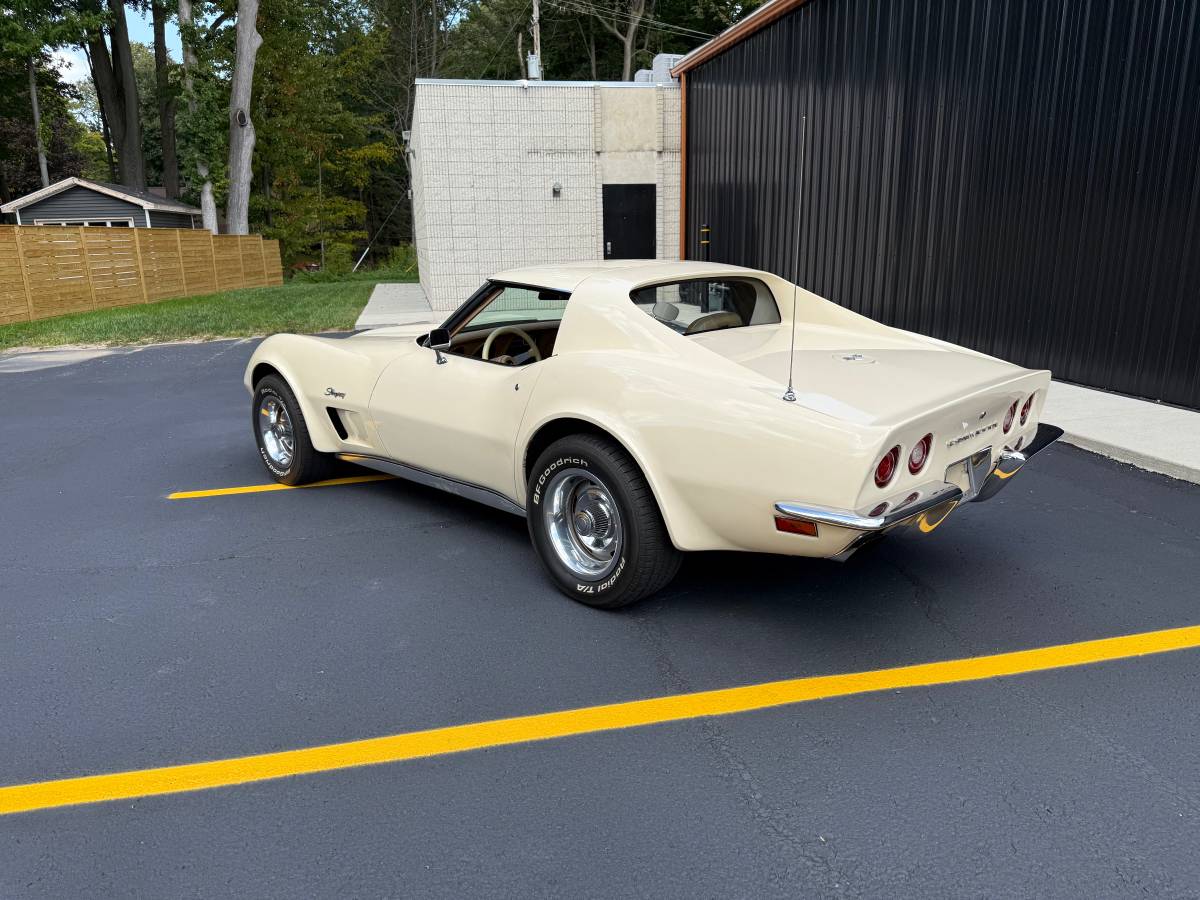 Chevrolet-corvette-1973-white-1